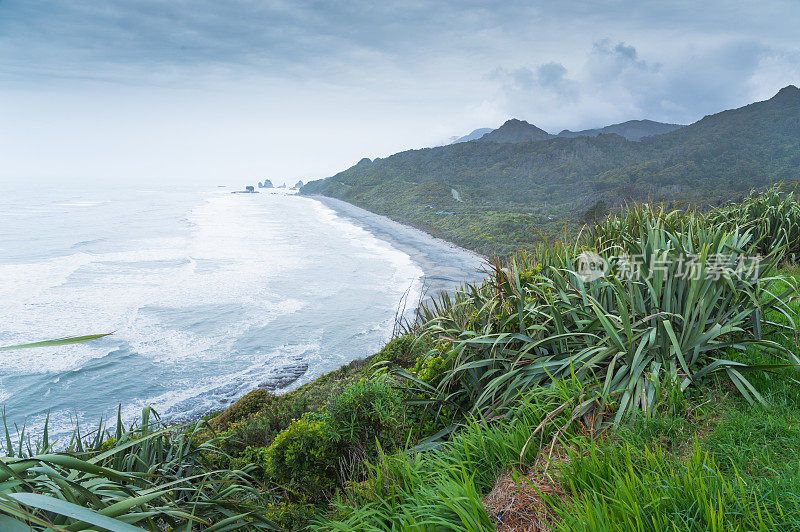 这是新西兰南岛Punakaiki地区的薄煎饼岩。