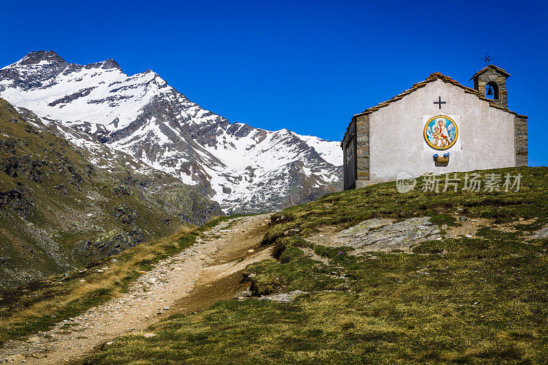 教堂教堂之上的田园诗白云石阿尔卑斯风景-大天堂，意大利