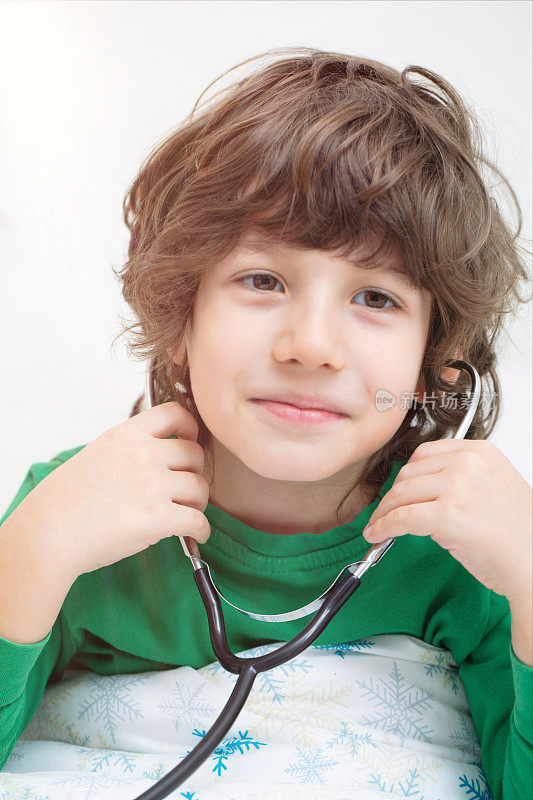 生病的小男孩在用听诊器