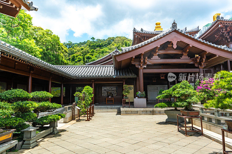 智莲庵是位于香港九龙钻石山的大型佛教寺院建筑群。