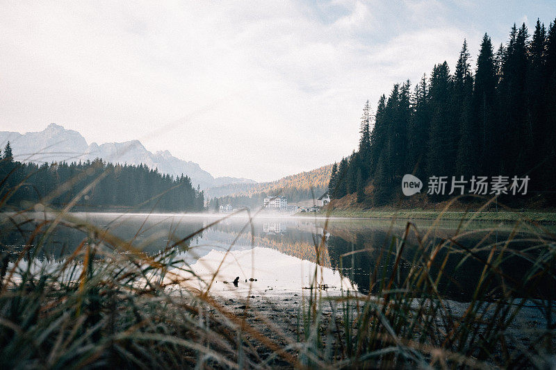 意大利Dolomites的米苏里纳湖的日出