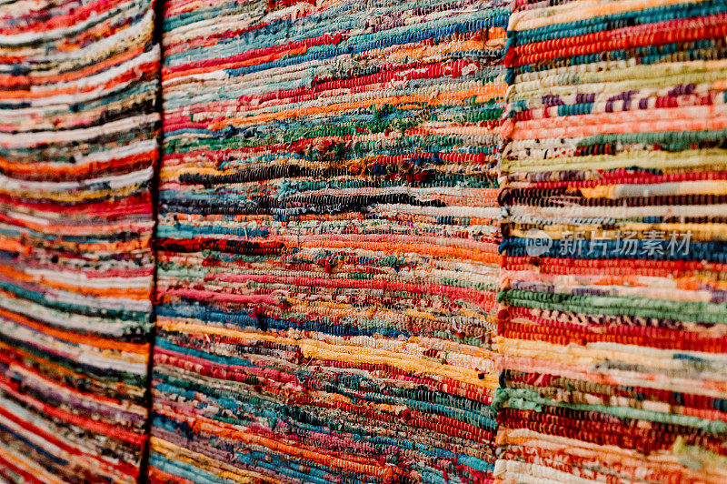 充满活力的彩色抹布地毯与纹理和颜色有趣的背景