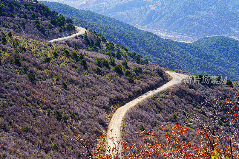 陡峭的山路蜿蜒而下进入山谷