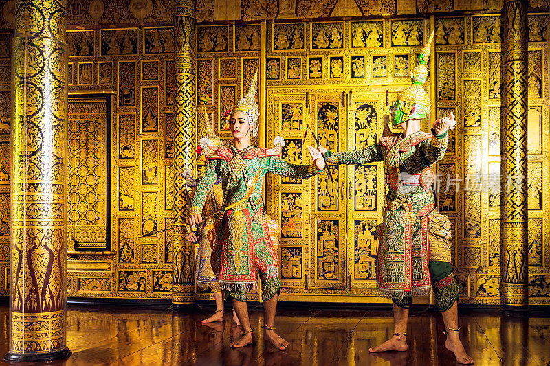 孔铉是泰国的一种舞蹈戏剧类型。在《罗摩衍那》故事中，土坂的角色正在挑战罗摩。孔雀舞是泰国传统的蒙面戏剧艺术。