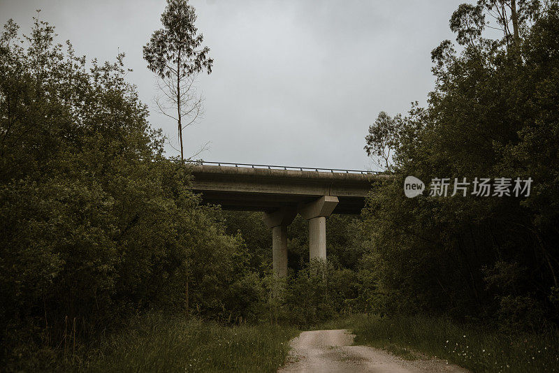 公路高架桥和小路
