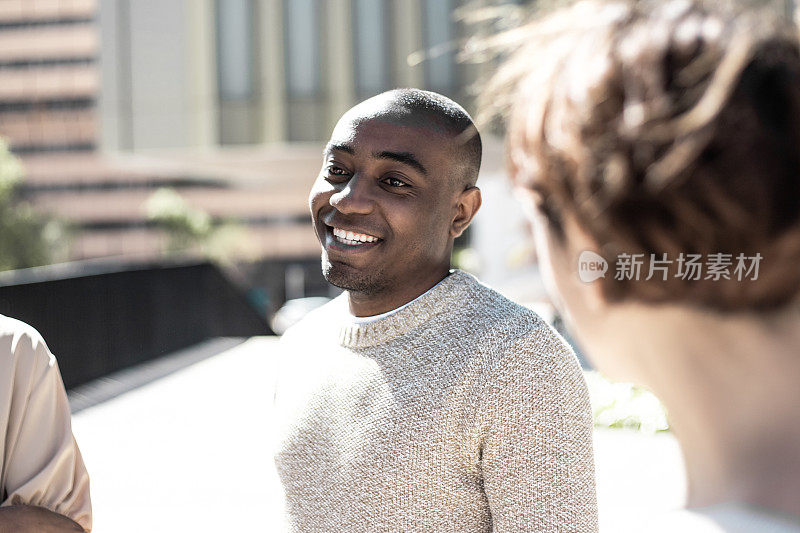 一个非洲裔美国人在街上和朋友聊天