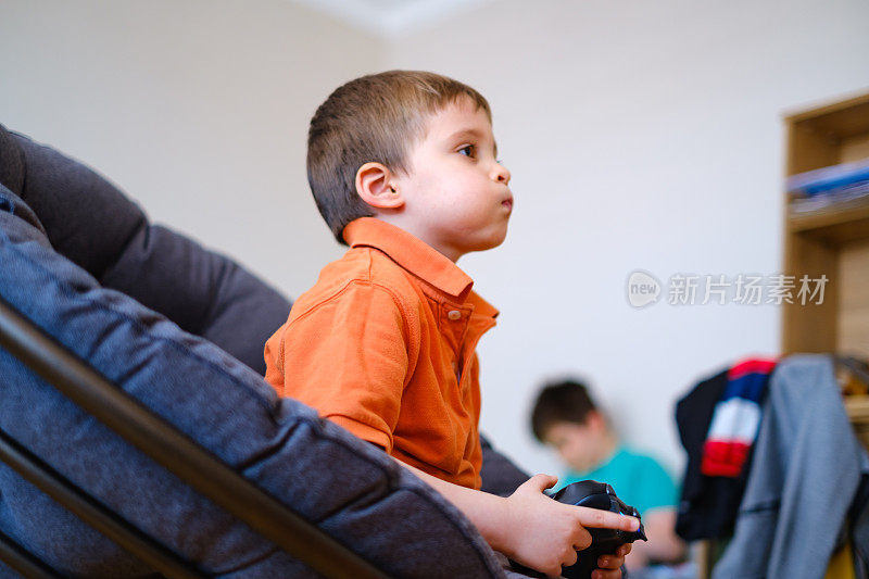 小男孩在玩电子游戏