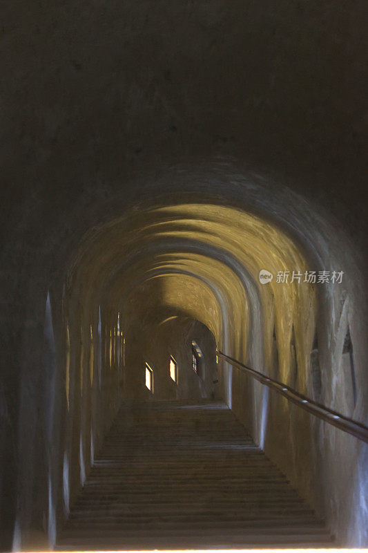 与炮兵掩体相连的地下隧道