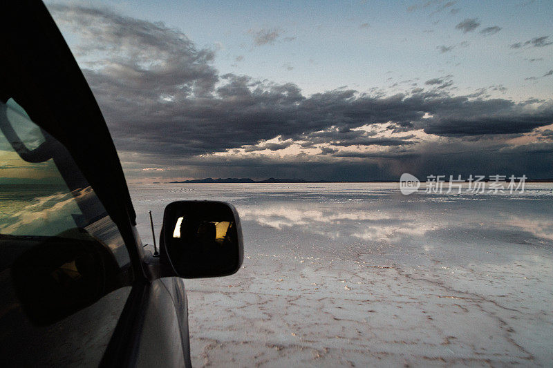 日落时分，玻利维亚乌尤尼萨拉的汽车