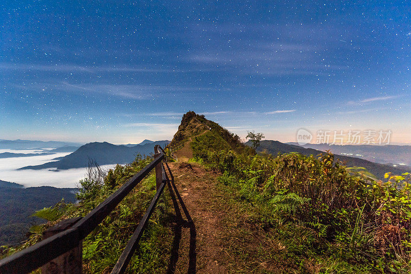 全景式的自然景观，北面的山景有日出和薄雾