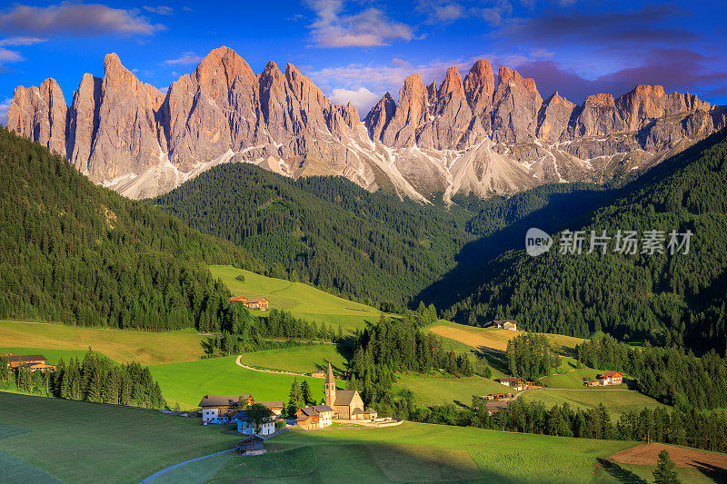 意大利阿尔卑斯山Dolomites，田园诗般的圣玛格达莱纳风景和日落教堂