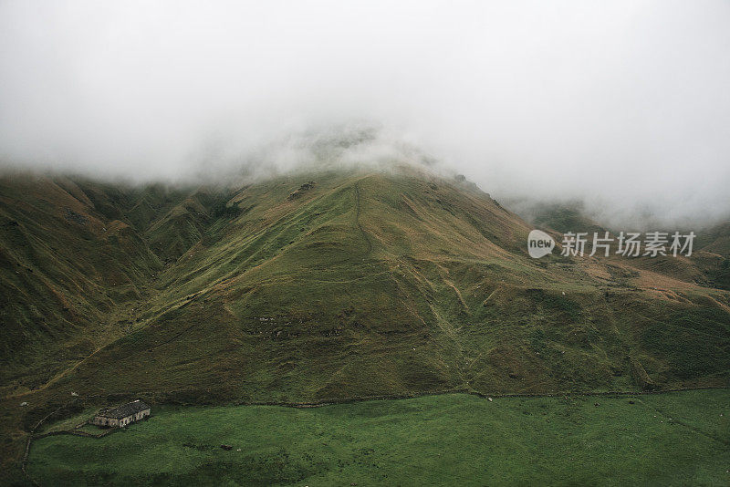 在西班牙坎塔布里亚，绿色的山地景观和雾