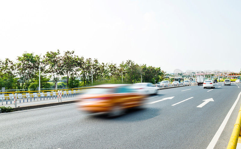 城市高速公路上模糊行驶的车辆