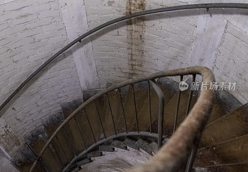 古老的螺旋楼梯。芬兰一座古老的灯塔内