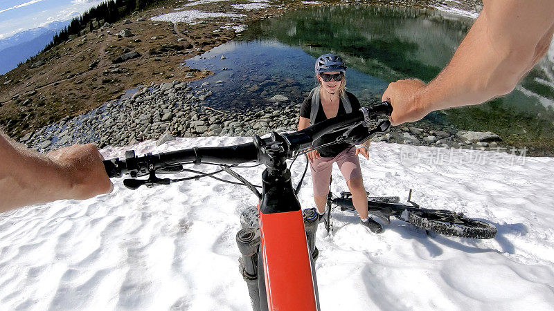 山地电动自行车从雪山斜坡上骑下来