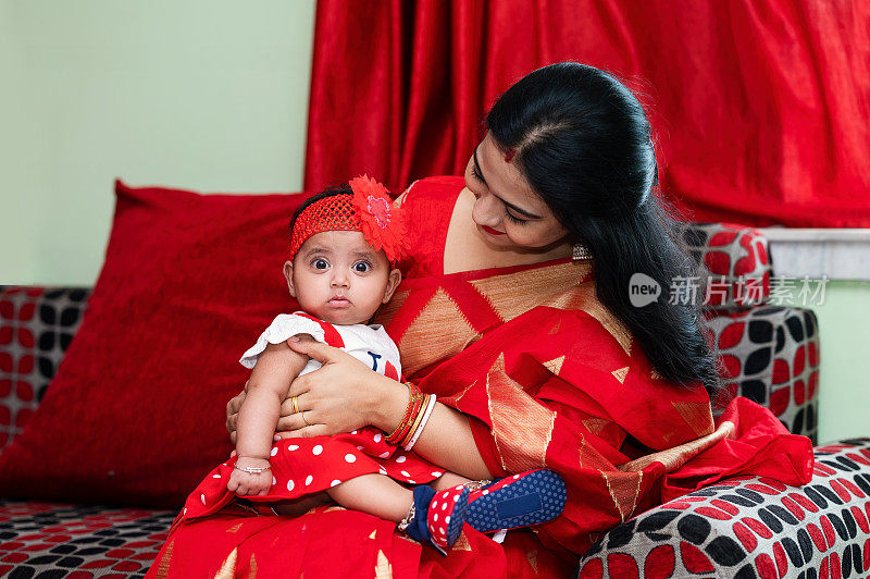 印度母亲抱着婴儿