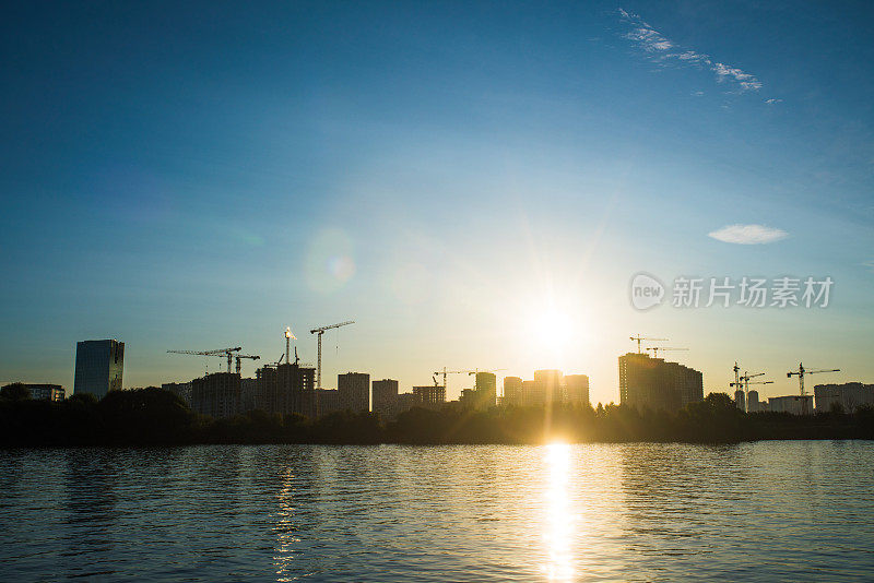 清晨建筑工地和城市天际线的剪影