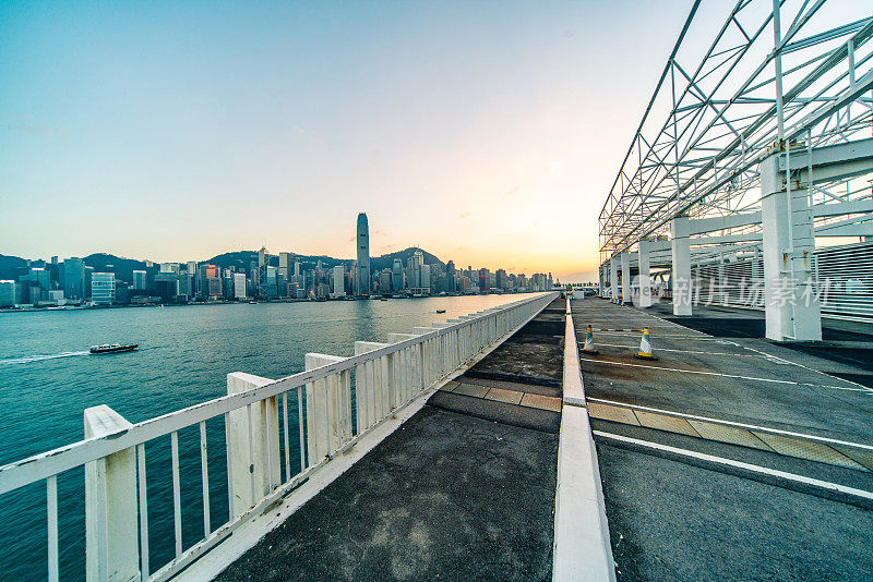 香港天际线前的空瓷砖地板