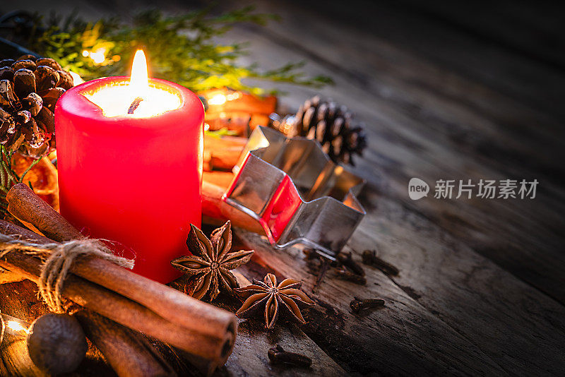 朴素的木桌上放着圣诞香料和圣诞蜡烛。本空间