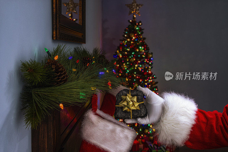 圣诞老人把一团煤块放进一个淘气的人挂在壁炉架上的圣诞长袜里