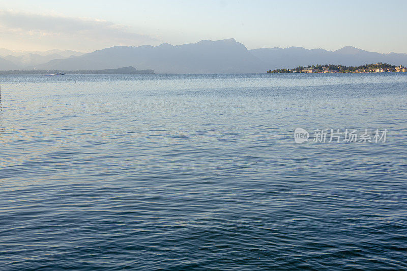 日出时从湖到山的景色