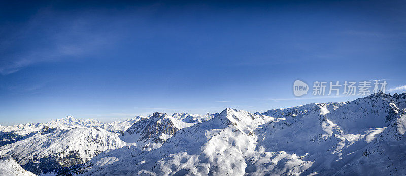 法国阿尔卑斯山的冬季全景在雪山高处