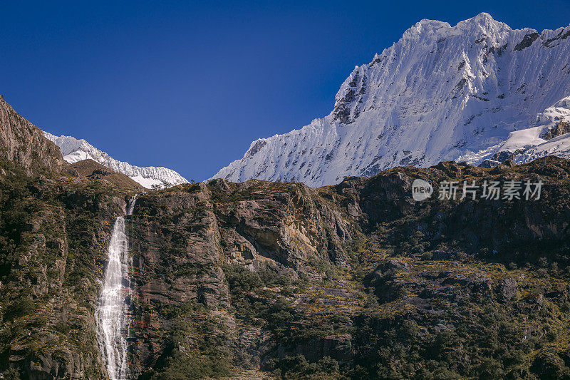布兰卡山脉:Chacraraju山体瀑布-安第斯山脉附近的瓦拉兹，秘鲁