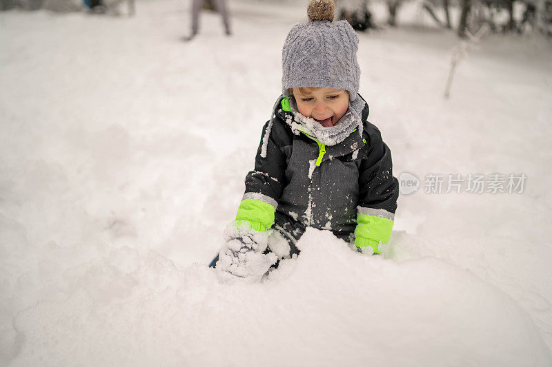 孩子们在雪中玩耍