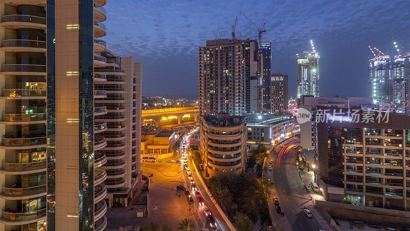 迪拜码头摩天大楼，港口与豪华游艇和滨海步行街空中昼夜时间流逝，迪拜，阿拉伯联合酋长国