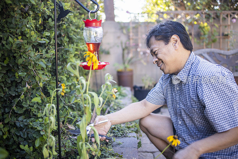 菲律宾男子在家中园艺