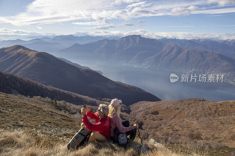 一对成熟的夫妇在阳光明媚的山脊上放松