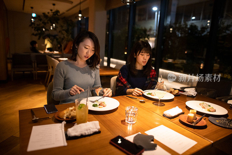 年轻的女性朋友在高级餐厅用餐