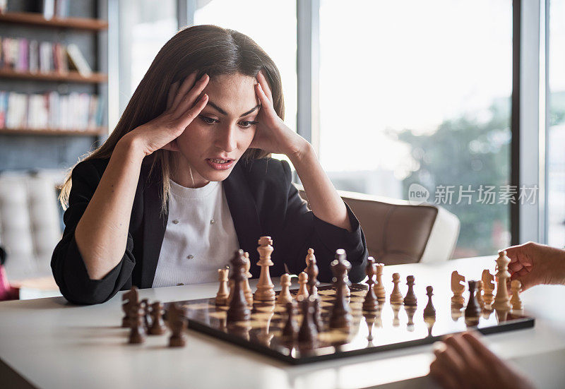 职场女性在办公室下棋，竞争和战略概念