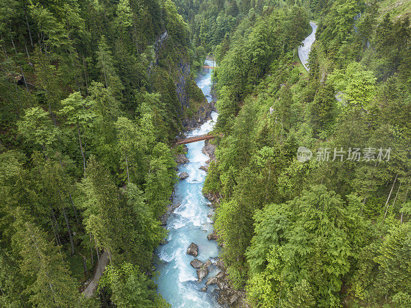 鸟瞰图白水河(斯太尔，上奥地利)在阿尔卑斯山