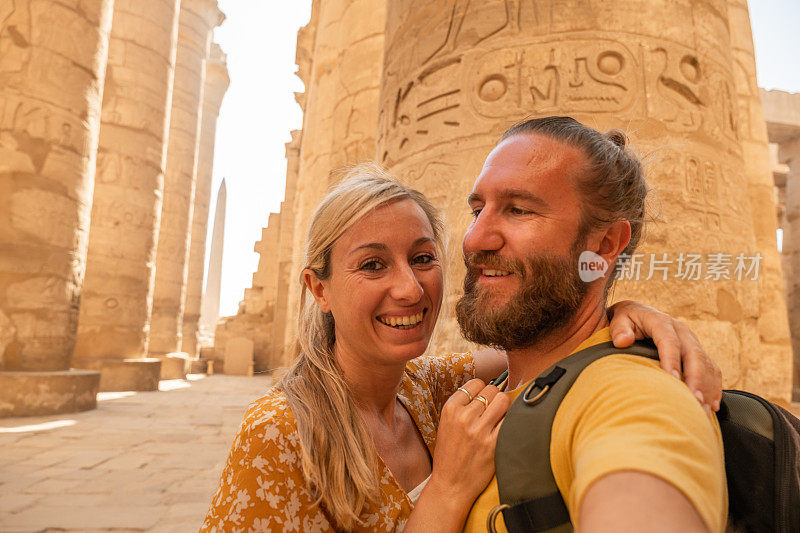 微笑的游客在埃及的冬季假期在古老的地标石柱自拍