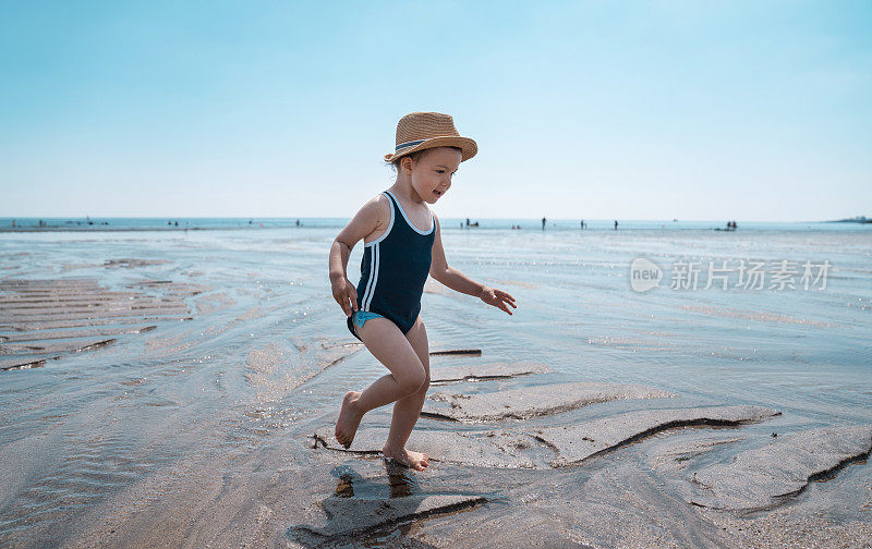 小孩子在海滩上玩