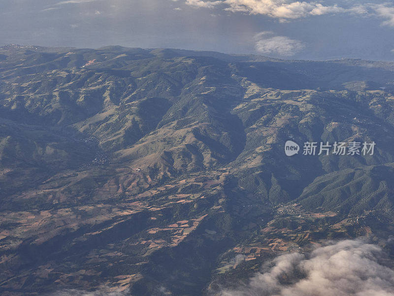 在飞机上拍摄山景