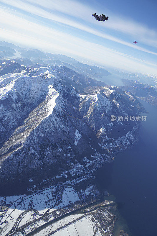 一名翼装飞行员在瑞士山区上空翱翔