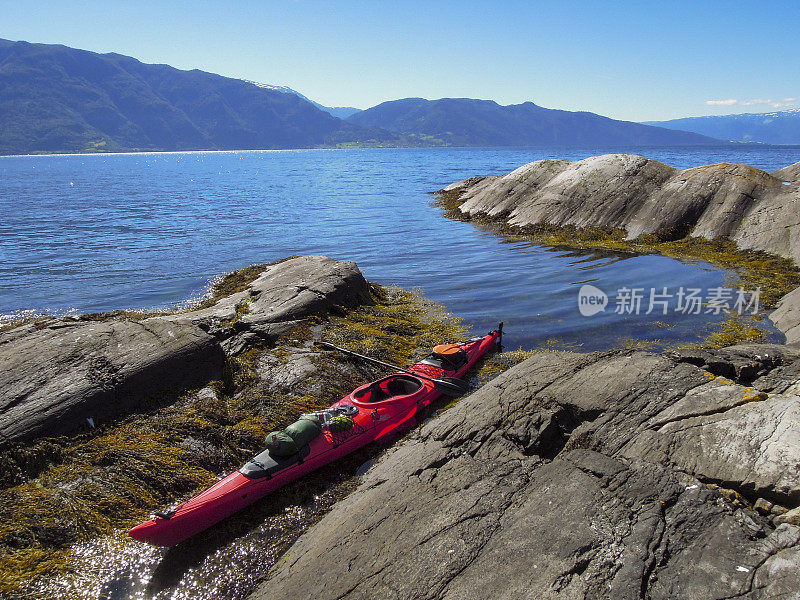 在一个美丽的夏日里，挪威的索格尼峡湾岸边的皮艇