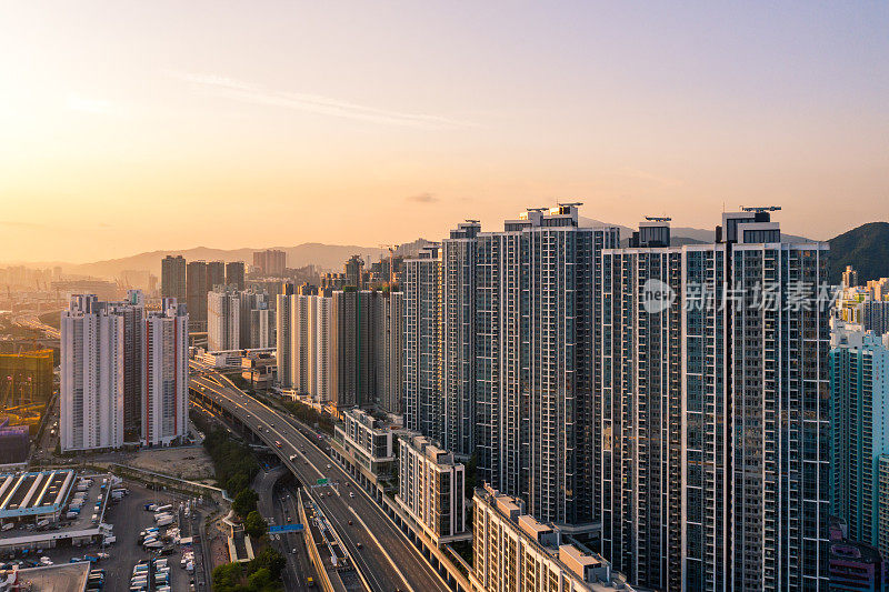 香港九龙的公路和城市现代建筑