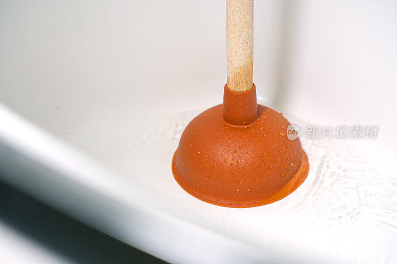 用柱塞清洗下水道堵塞。浴室水管堵塞。