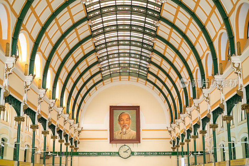 胡志明领导人画像在中央邮局。建筑内部