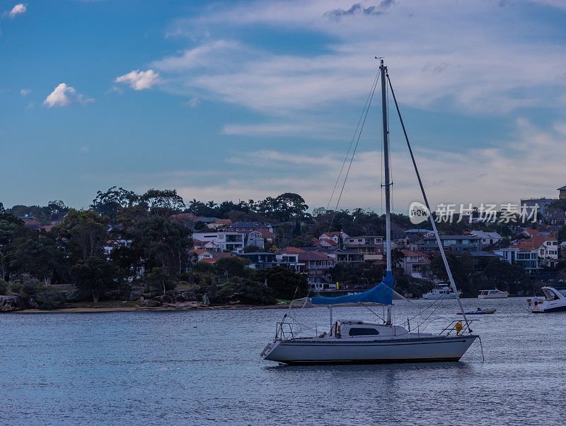悉尼湾的全景运行巴尔曼铁湾桥伯肯头点帕拉马塔河和澳大利亚新南威尔士州悉尼港
