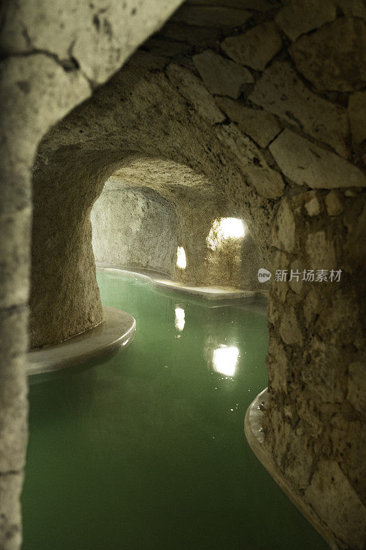 Zentik诱人的咸水洞穴天然井池，巴拉多利德