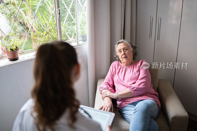 医生在和家里的老病人谈话