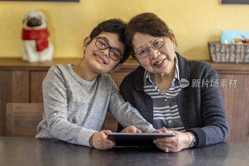 奶奶和孙子在用平板电脑