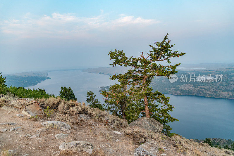 怀俄明日出麋鹿心公园之上的大山湖