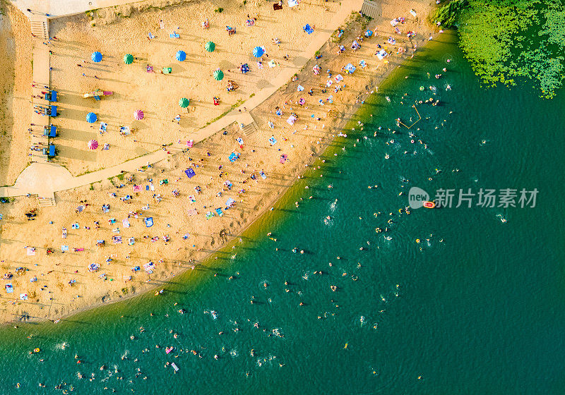 炎炎夏日，居民们在河里游泳。鸟瞰图，Yoshkar-Ola，俄罗斯