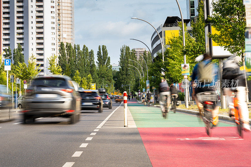 自行车与汽车共享道路。