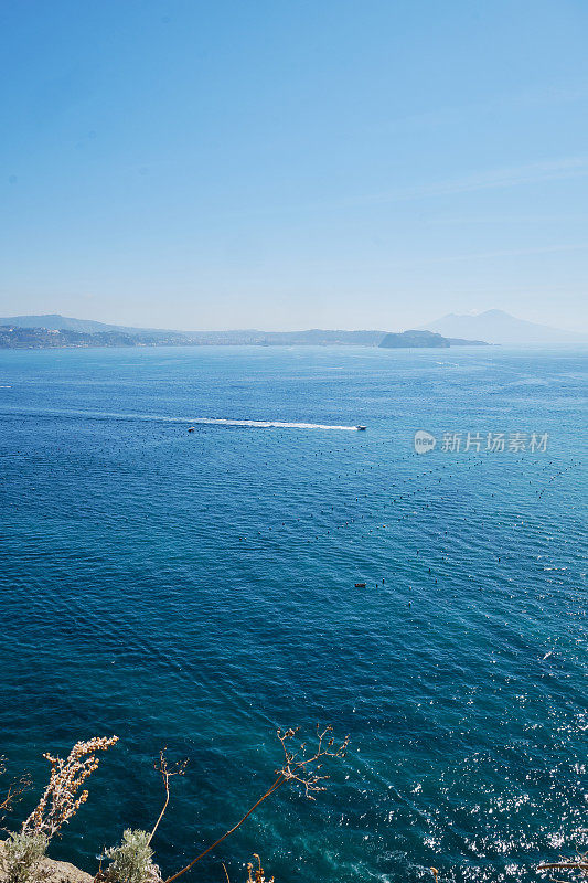 那不勒斯湾的海洋和海岸线